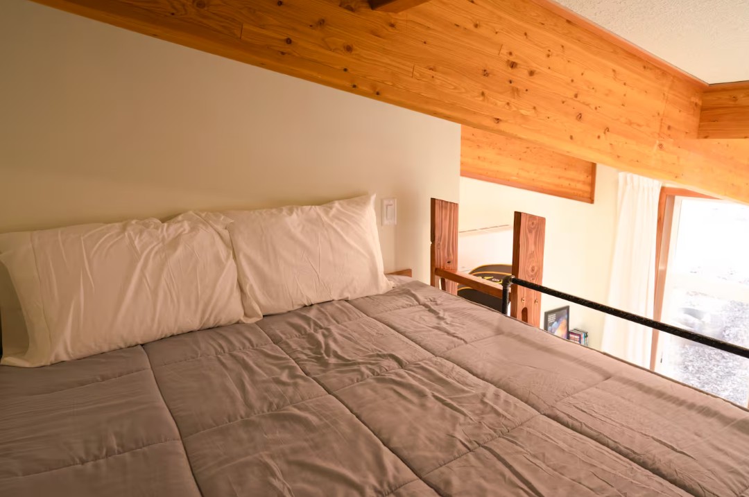 Bedroom corner detail